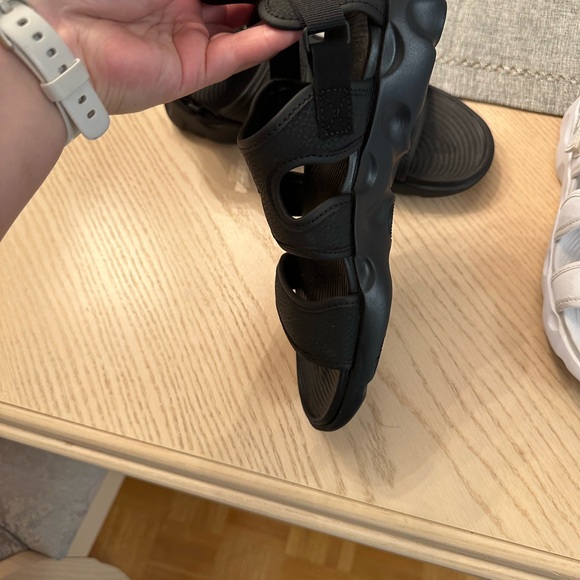 BLACK NIKE SANDALS - Picture 7 of 8